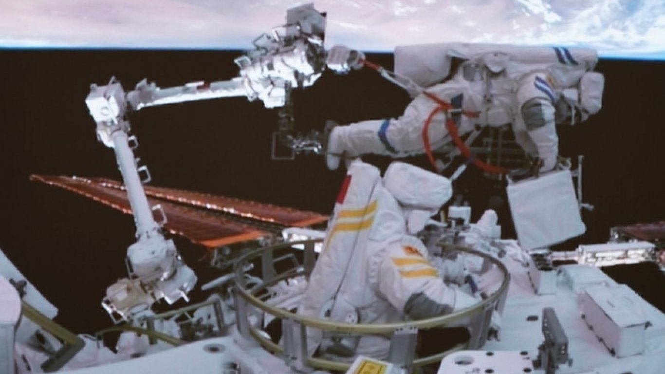 Двама тайконавти работиха в открит космос