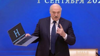 Лукашенко представи първия беларуски лаптоп, близо 90% от частите му са произведени в чужбина