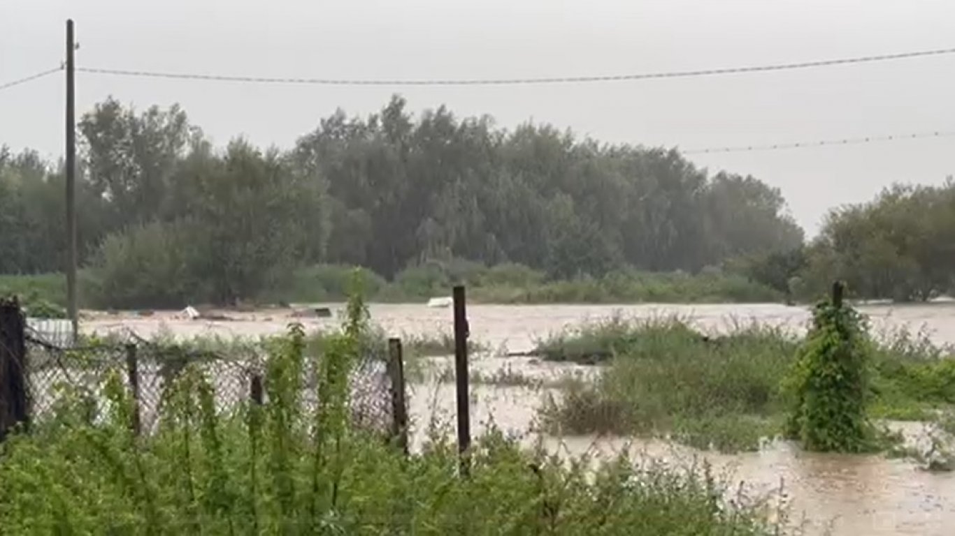Наводнени къщи и разрушени мостове: Военни на помощ в Карловско, река преля и в Копривщица