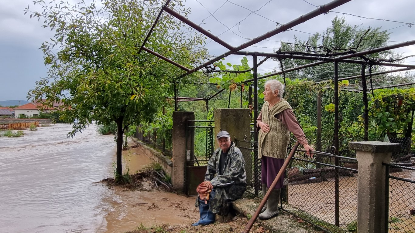 Дариха близо 290 000 лв. след бедствието в Карловско, дезинфекцират дворове и улици