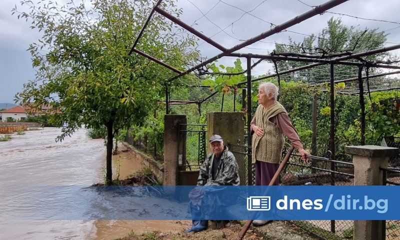 Десет дни след наводнението в Карловско, водата в цялата община