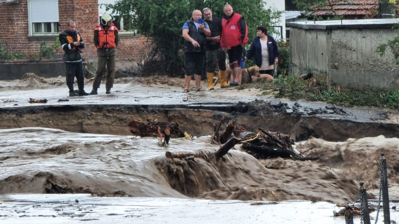 БЧК дава по 900 лв. на общо 405 домакинства, пострадали при наводненията в Карловско