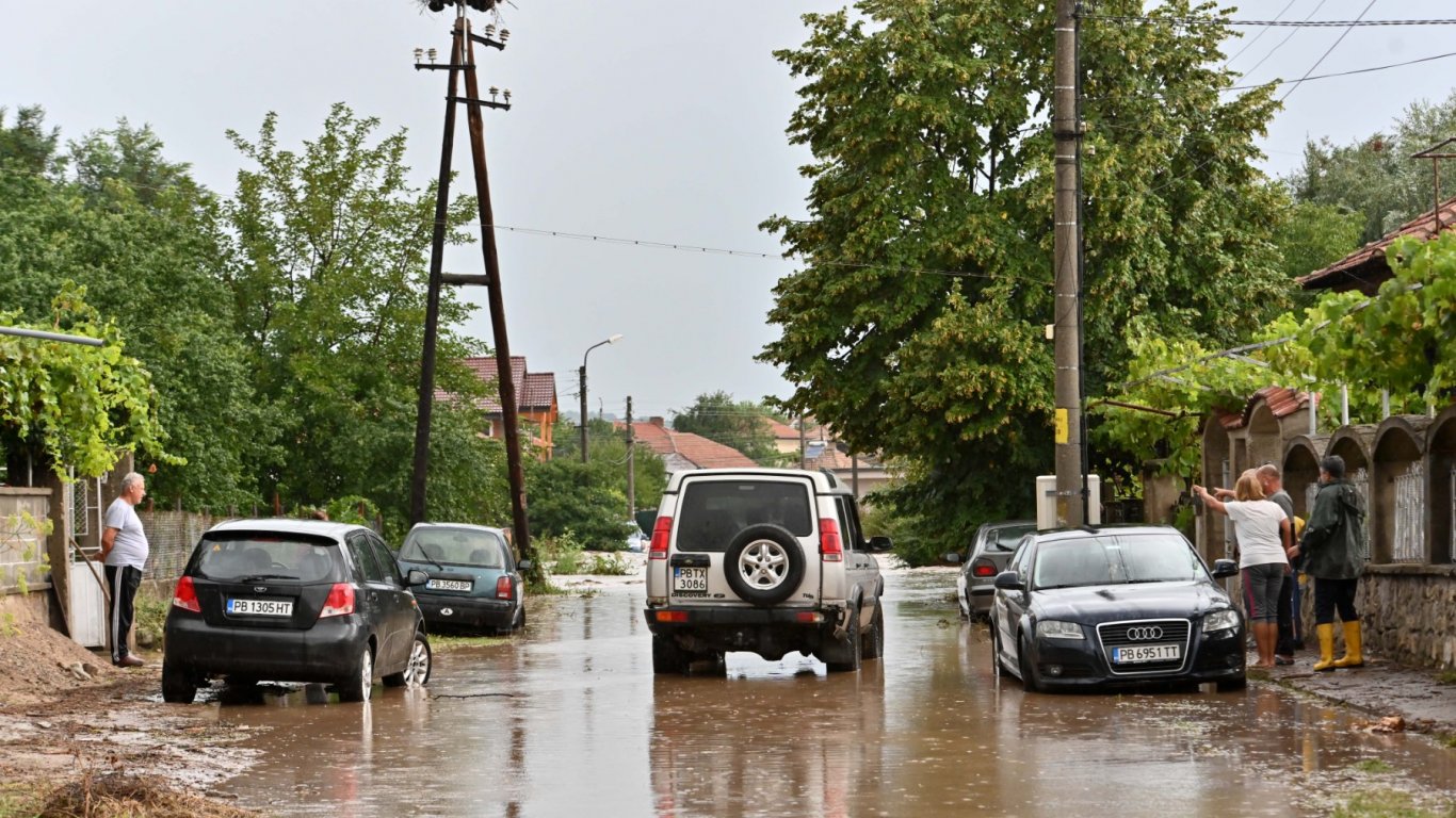 Ваксинират против тетанус, дифтерит и коклюш пострадалите от наводнението в Карловско