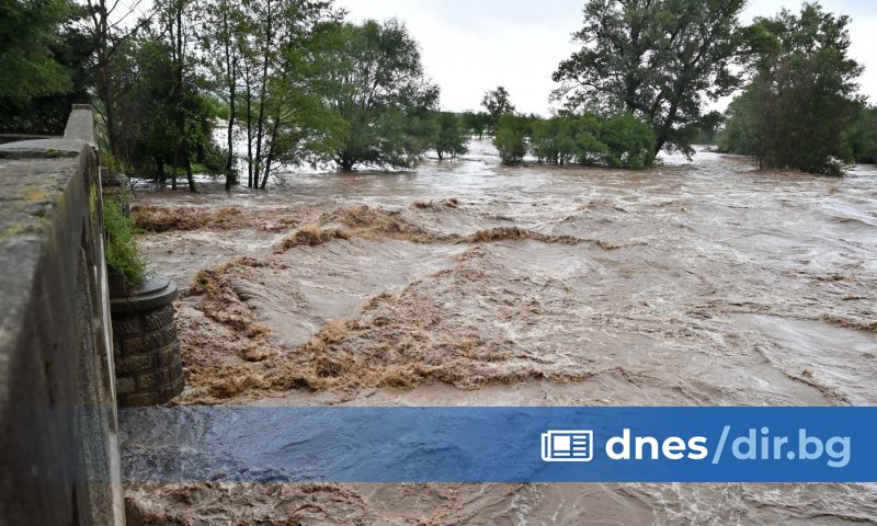 По време на бедствието са били наводнени 10 къщи, отнесена