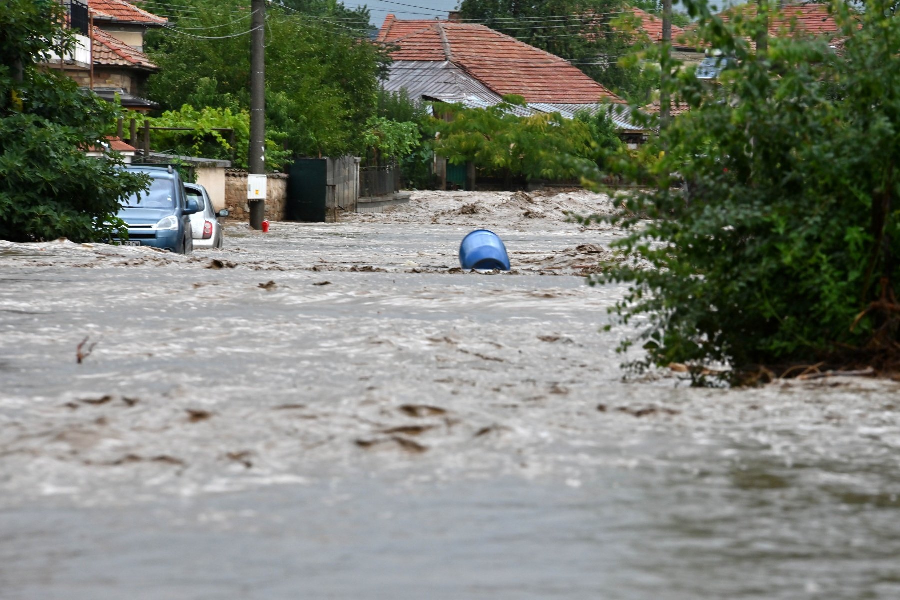 Втора приливна вълна заля около 11,30 часа село Каравелово, което е едно от пострадалите от наводненията в Карловско села