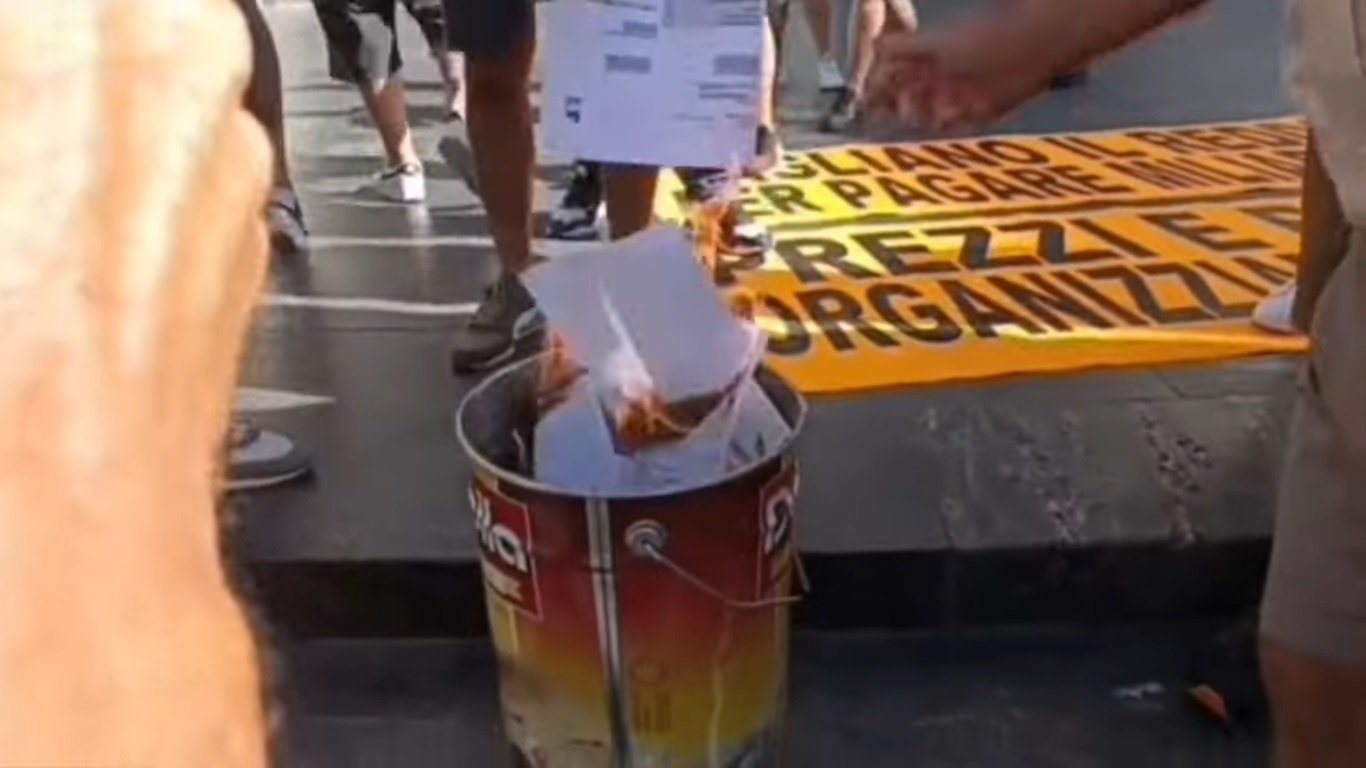 Стотици изгориха сметките си за газ и ток в центъра на Неапол (видео)