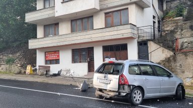 Автомобил се заби в къща в Смолян, шофьорът е невредим (снимки)
