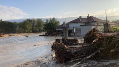 Поройните дъждове през нощта в няколко части в страната наложиха евакуация
