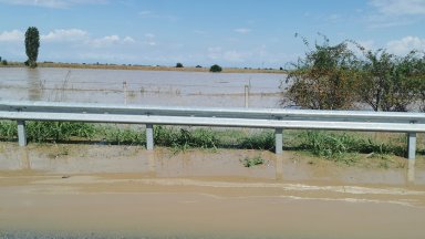 Наводнението застигна и АМ "Тракия", залята е при км 134 (видео)