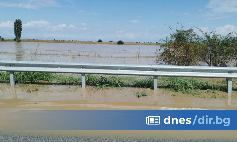 Наводнението застигна и автомагистрала Тракия. За това съобщават потребители в