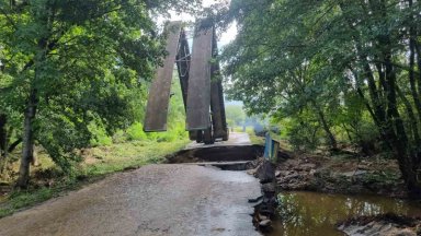 Военни поставиха временен мост между селата Московец и Богдан (снимки)