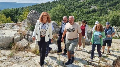 Вицепрезидентът Илияна Йотова призова Министерството на културата да направи проверка