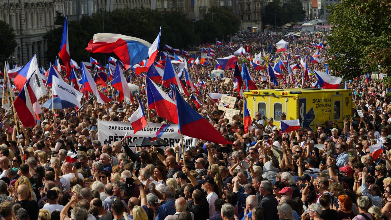 Хиляди протестираха в Прага: "Най-доброто е за украинците, а за нас само два пуловера"