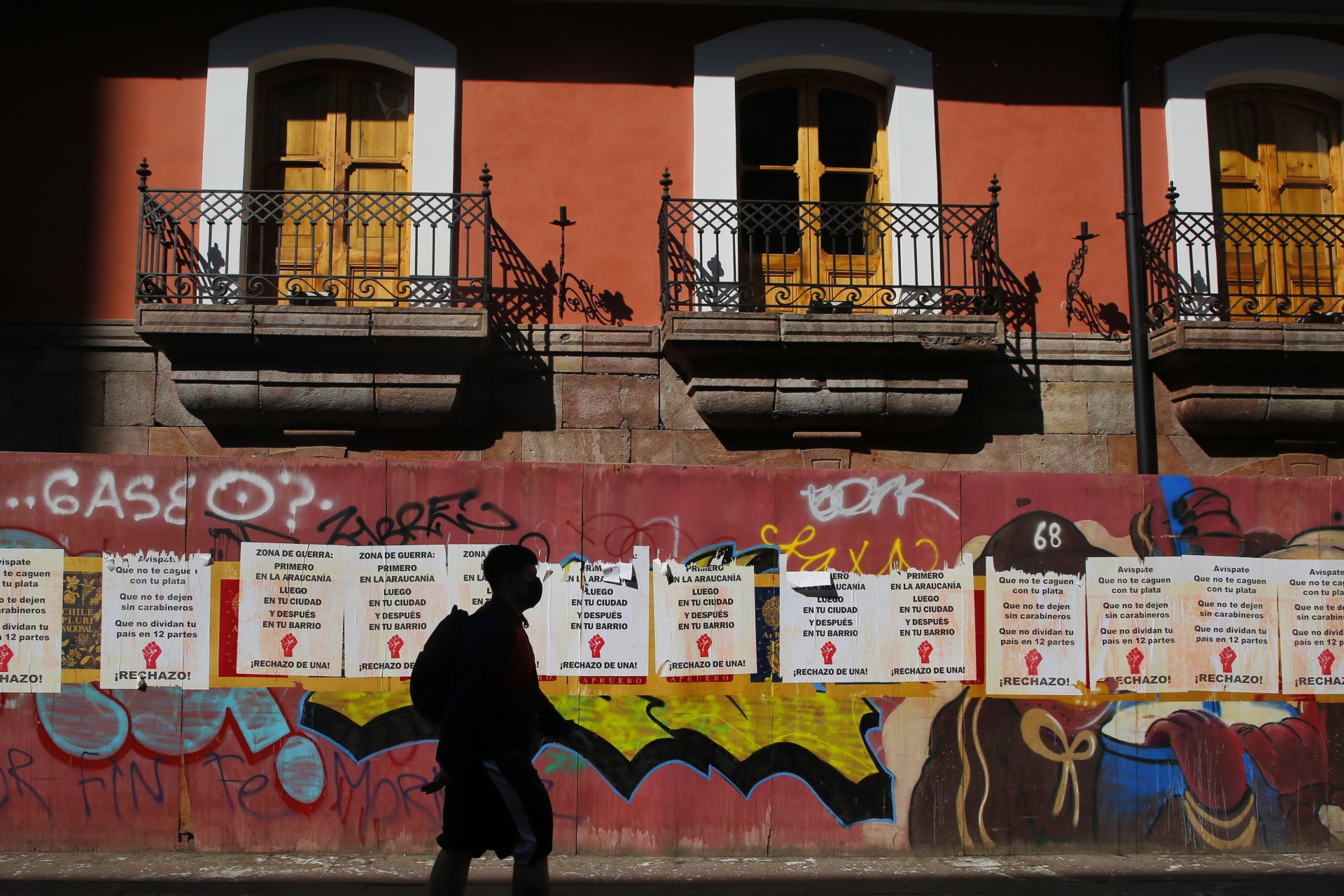 Плакати от кампанията за отхвърляне на конституционното предложение преди референдума тази седмица  в Сантяго, Чили. 