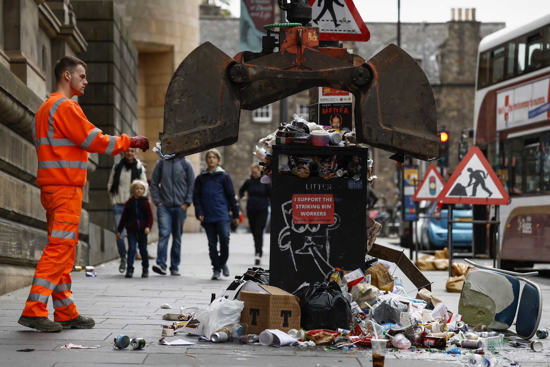 Работниците по събирането на отпадъци започват голямо разчистване в Единбург, след като първата вълна от стачки приключи в 04:59 на 30 август 2022 г.