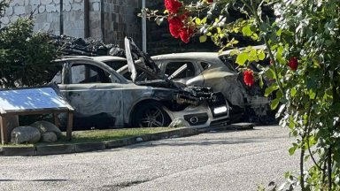 Пожар изпепели шест автомобила и частично повреди други три на