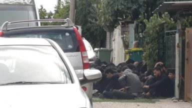 Микробус с мигранти предизвика верижна катастрофа след гонка с полицията