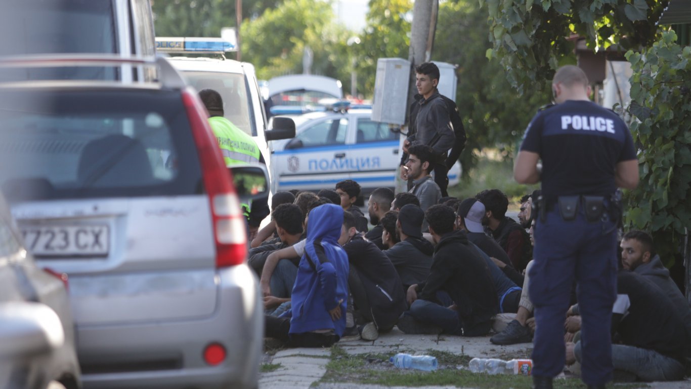 Екшън и катастрофа в Костинброд: Полицаи гониха бус с мигранти, шофьорът скочи в движение