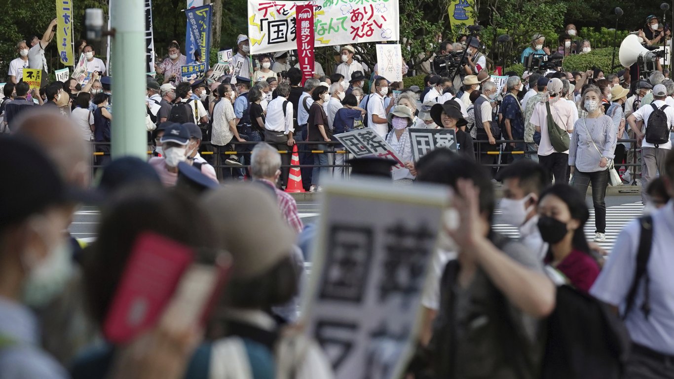 Съмнения за връзки с църквата на Мун срива имиджа на японското правителство