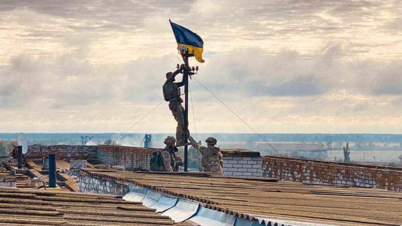 Помощник на Зеленски пусна снимка как издигат знамето на Украйна над селище в Херсонска област