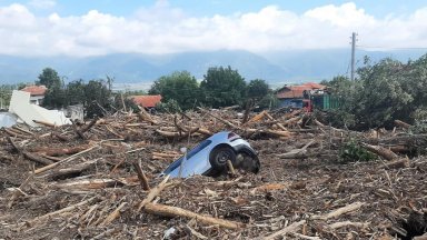 На десетия ден след потопа в Карловско багерите извадиха 30