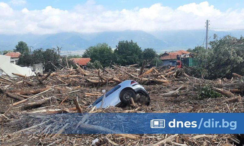 На десетия ден след потопа в Карловско багерите извадиха 30