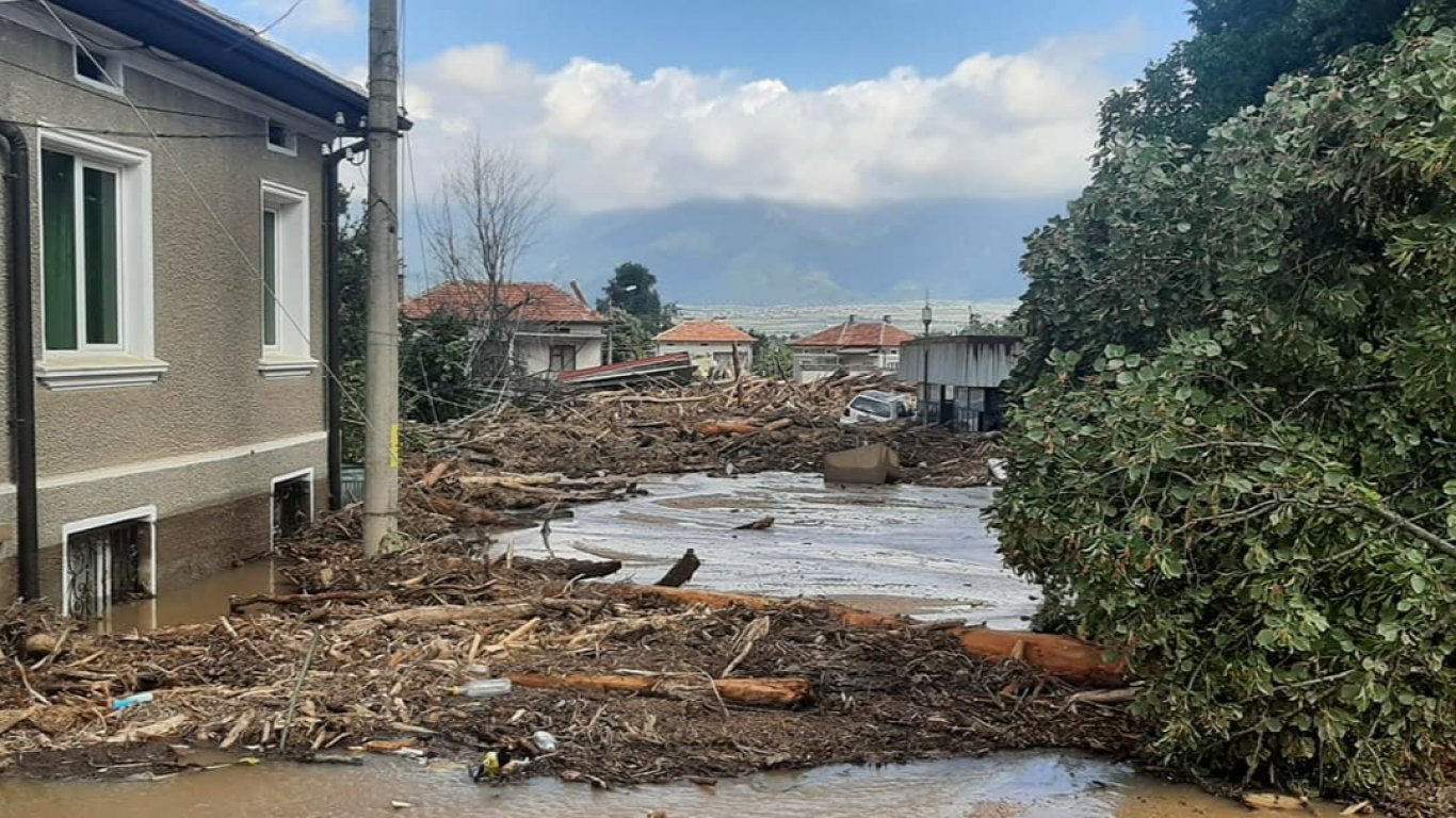 Държавата дава по 2500 лв. на всеки пострадал от потопа в карловските села