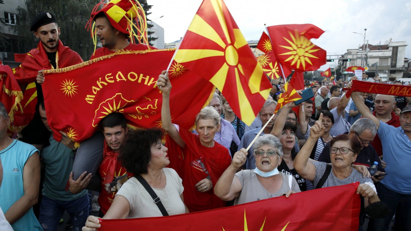 ВМРО-ДПМНЕ предлага закон за "спорни имена на сдружения" след откриването на български клубове