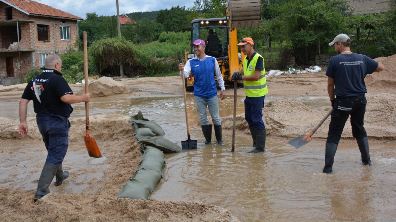 Стихва ентусиазмът за помощ в наводнените села, комисия решава кои сгради да бъдат съборени