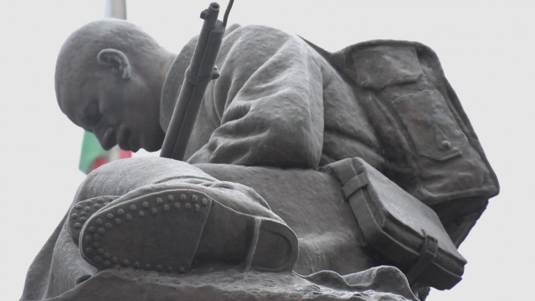Паметник на умиращ боец, свел глава над оръжието си, възхищава Европа повече от век