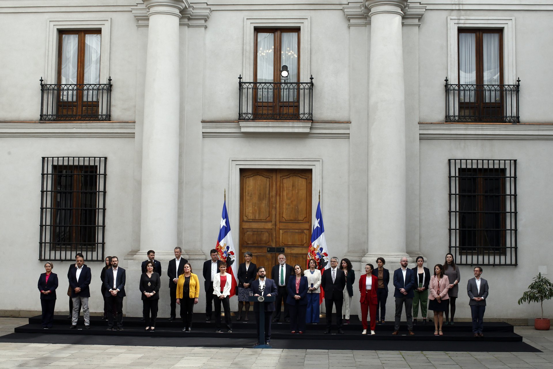 Държавният глава на Чили Габриел Борич (в центъра) говори по време на церемонията за представянето на нови членове на кабинета в президентския дворец Ла Монеда в Сантяго, Чили