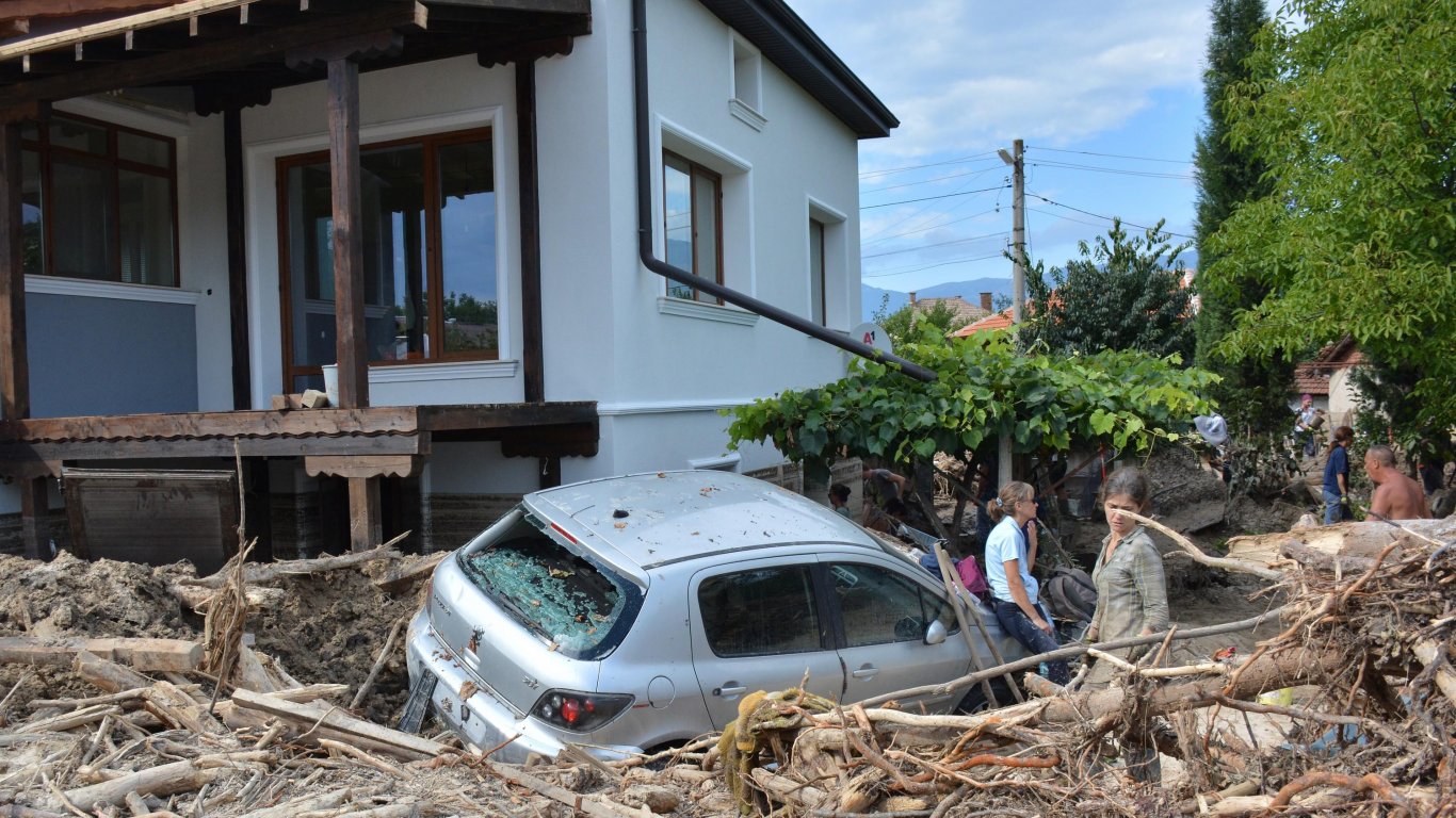 Кабинетът дава още 10 млн. за възстановяване на наводнените карловски села