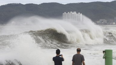 Отменени полети, затворени училища и пристанища: Китай посреща мощния тайфун "Муйфа" (видео)
