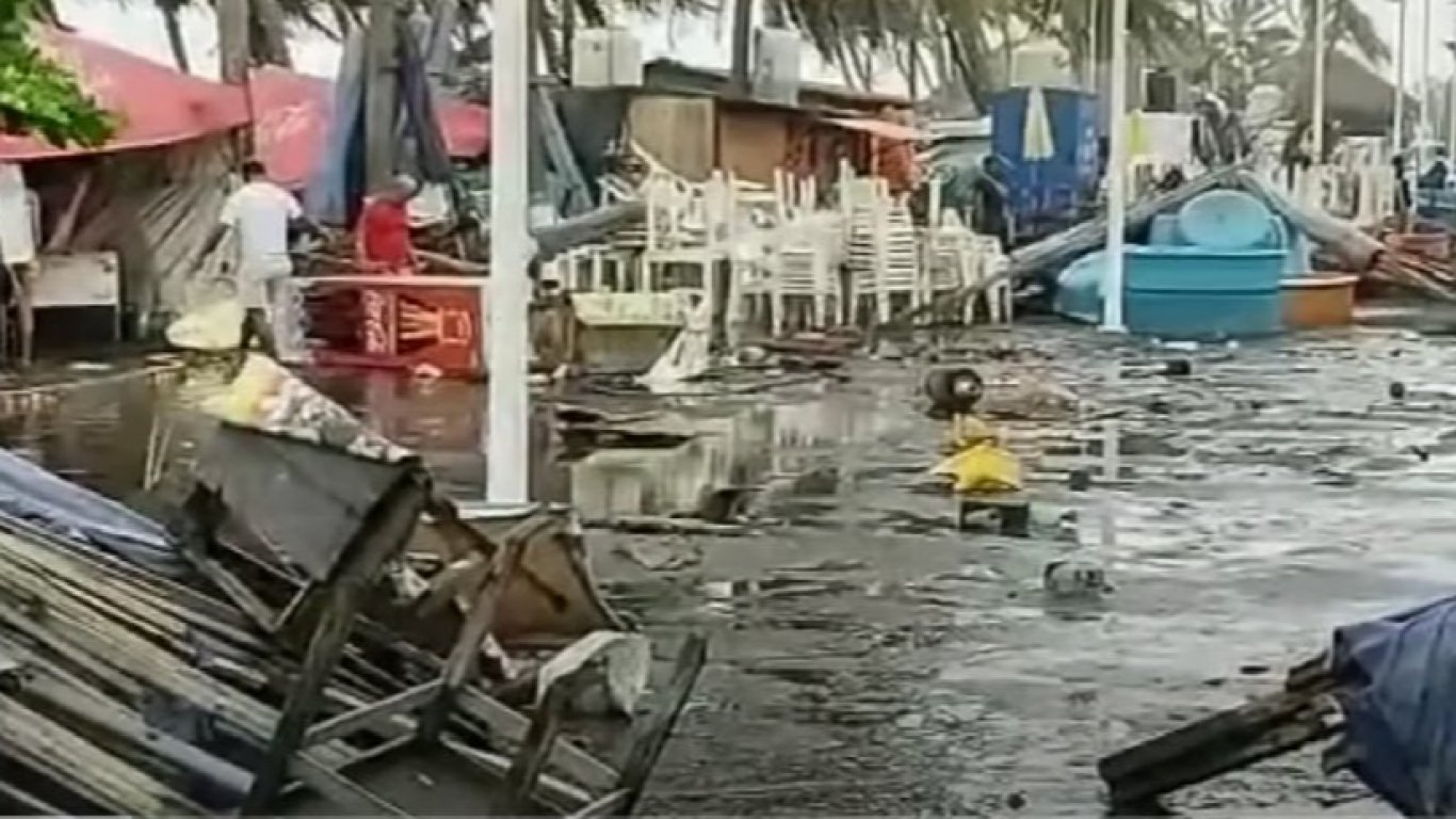  Ураганът Кей връхлетя Мексиканското крайбрежие със 150 км/ч (видео)