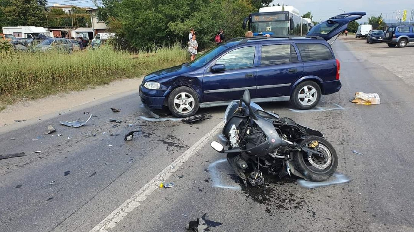 21-годишен моторист е в тежко състояние след челен удар на Околовръстното