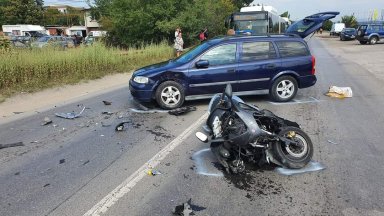 21 годишен моторист пострада тежко при челен сблъсък с лек автомобил