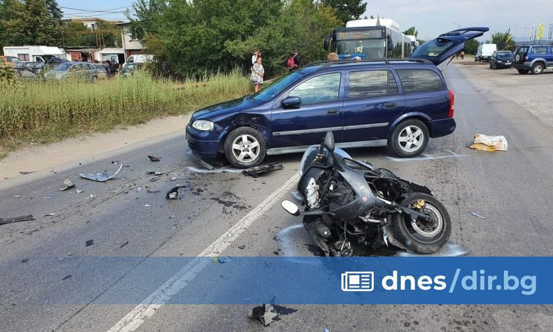 21-годишен моторист пострада тежко при челен сблъсък с лек автомобил