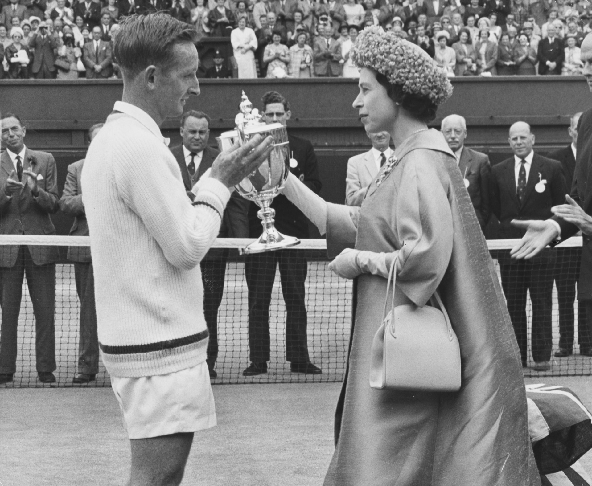 Кралица Елизабет Втора с Род Лейвър, който печели Уимбълдън през 1962 г. 