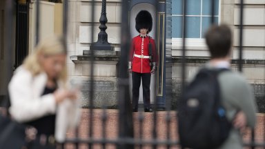 В следобедните часове от Бъкингамския дворец разпространиха тревожното съобщение че
