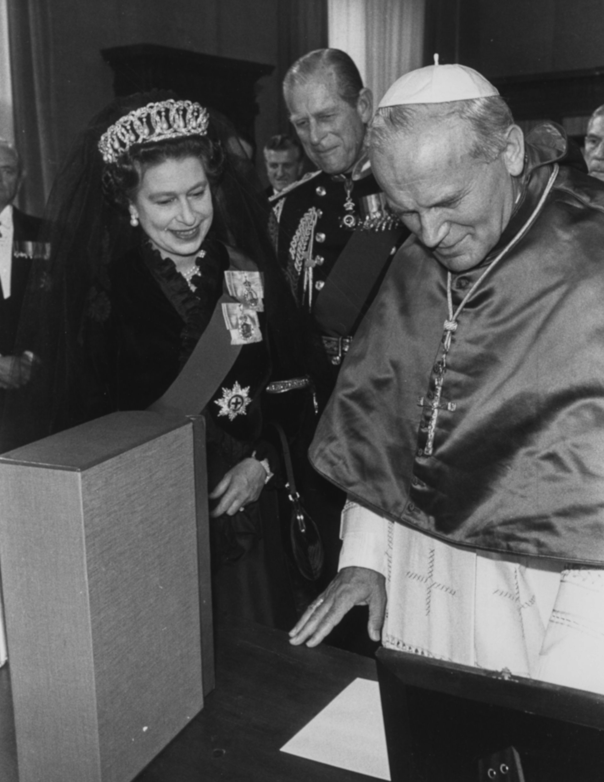 Кралица Елизабет Втора със съпруга си Филип и папа Йоан Павел Втори през 1980 г.