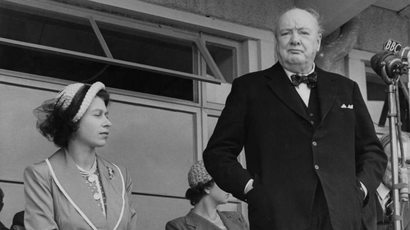Елизабет Втора с Уинстън Чърчил