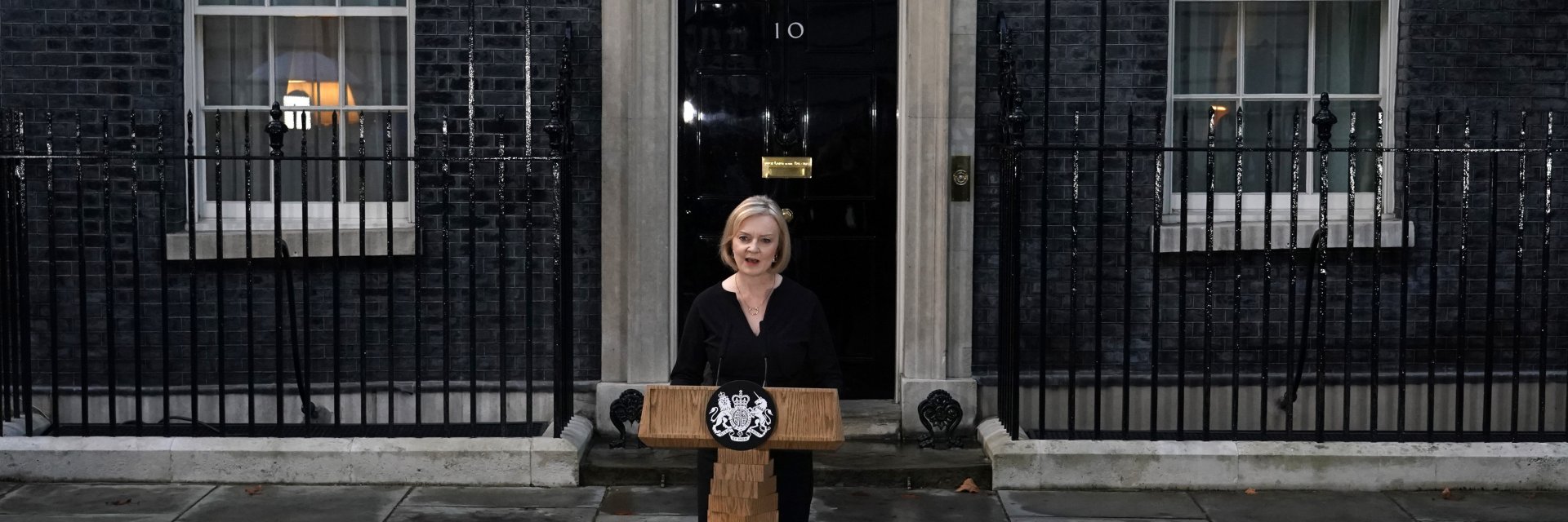 Лиз Тръс подаде оставка като премиер на Великобритания (видео)