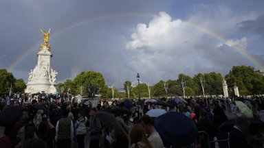 Хиляди хора се събраха пред Бъкингамския дворец в Лондон проливайки