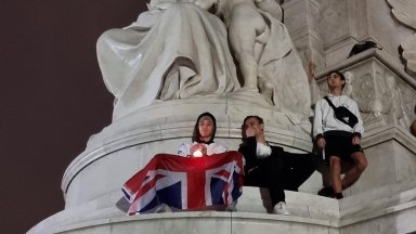 Скърбящи отдаваха почит към своята кралица в Уиндзор в бдение