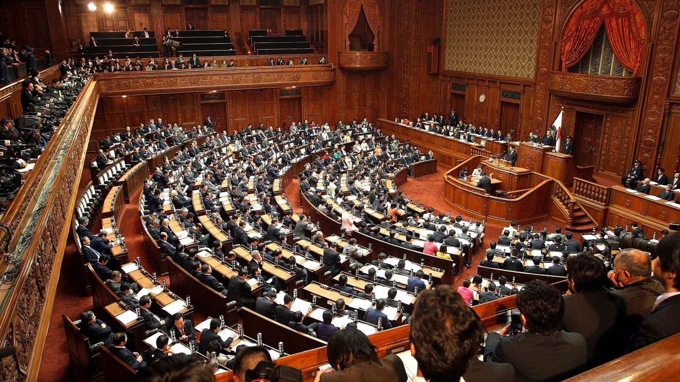 Почти половината депутати на управляващата партия в Япония са свързани с Църквата на Мун