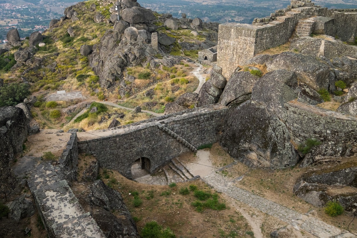 Крепостните стени на португалското селце Монсенто 