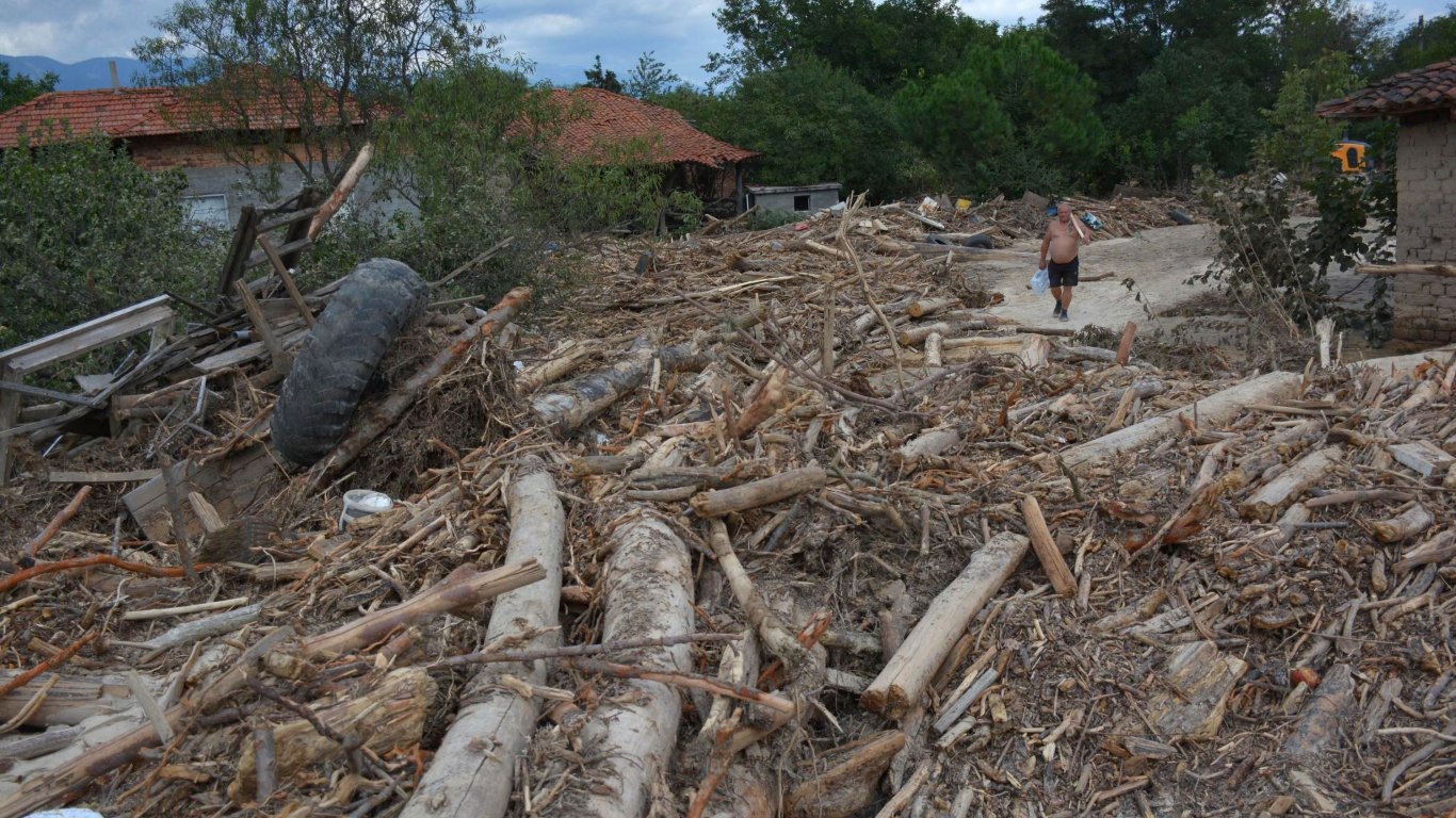 Следователи от потопите в Аспарухово, Камено и Мизия разследват стихията в Карловско