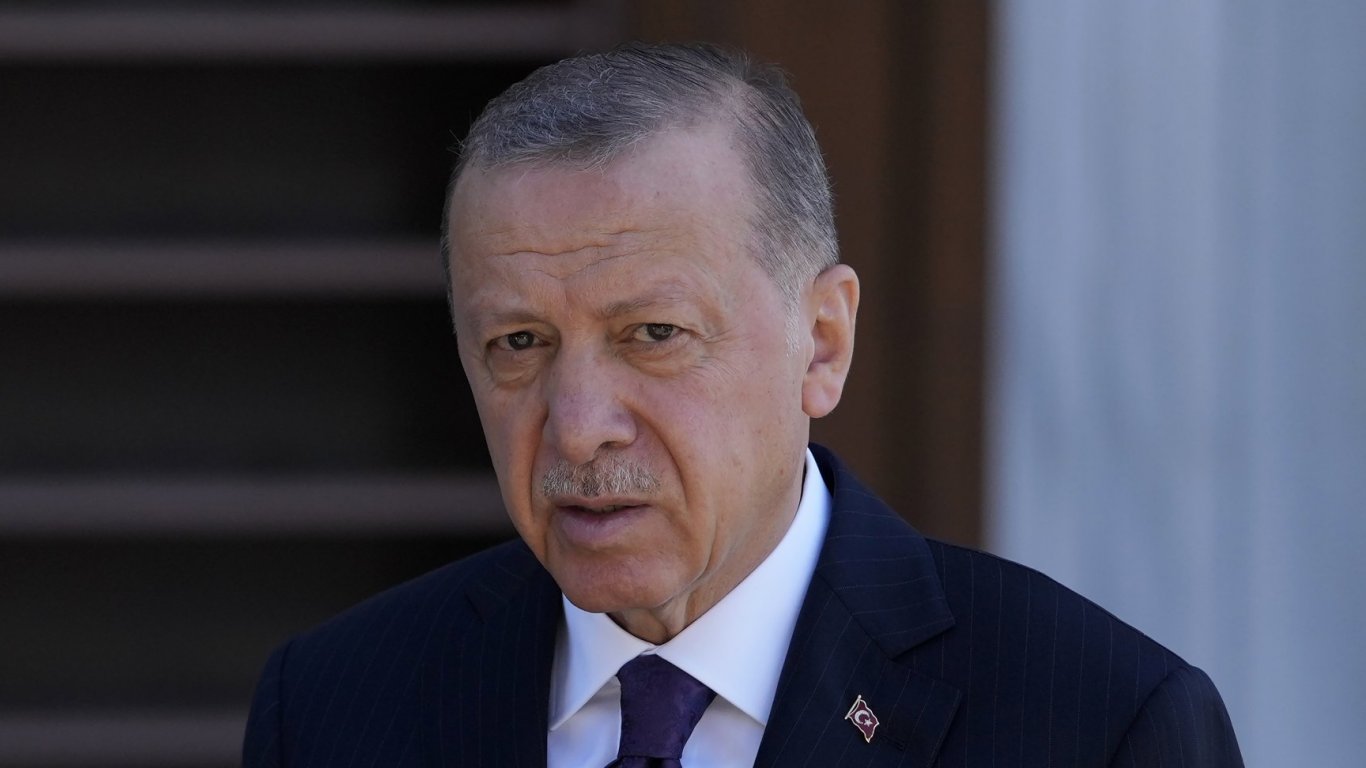 Ердоган насрочи изборите за президент и парламент в Турция за 14 май