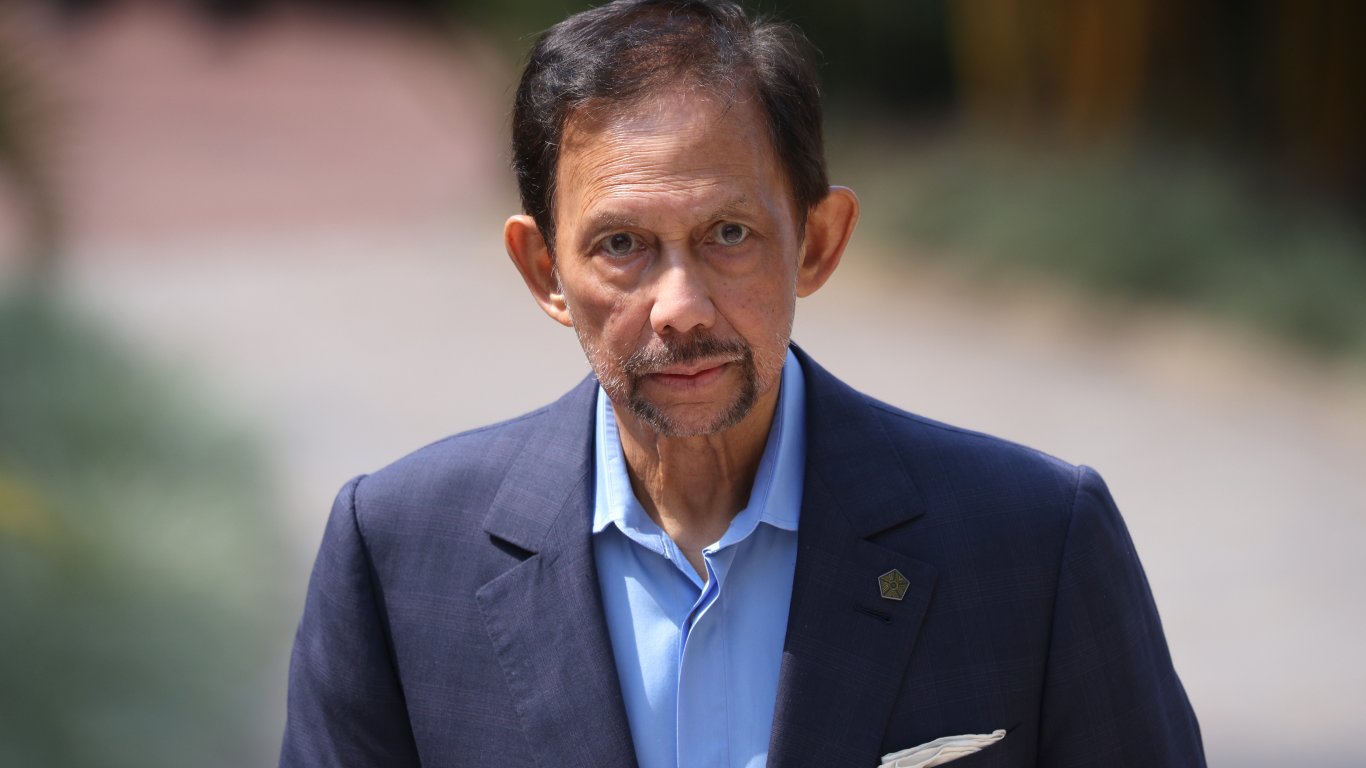 Султанът на Бруней стана най-дълго управляващият жив монарх 