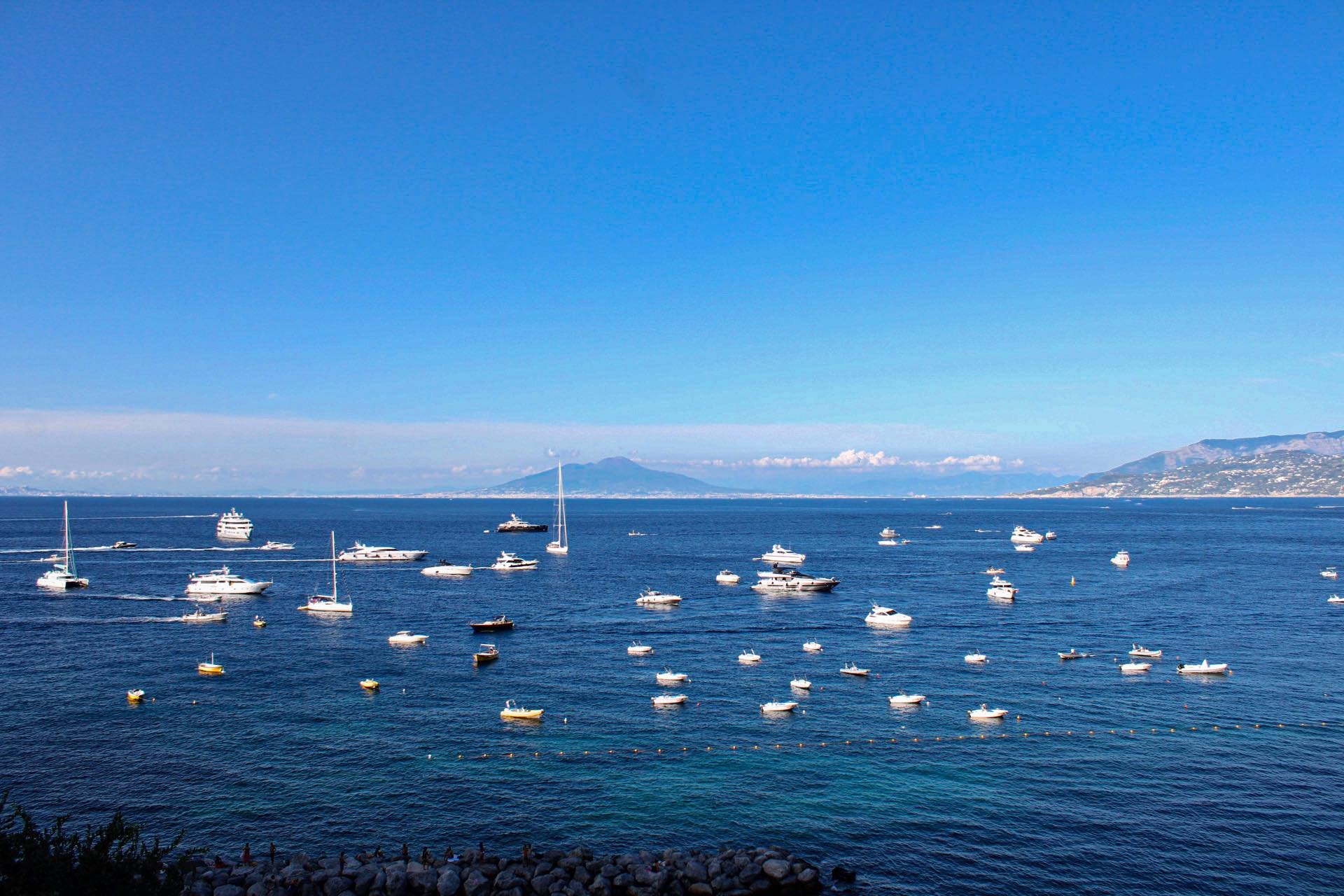 Гледка от остров Капри